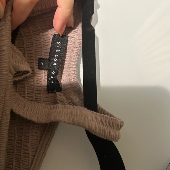 Gibson look tan asymmetrical cold shoulder smocked short sleeve  shirt size M - Picture 5 of 6